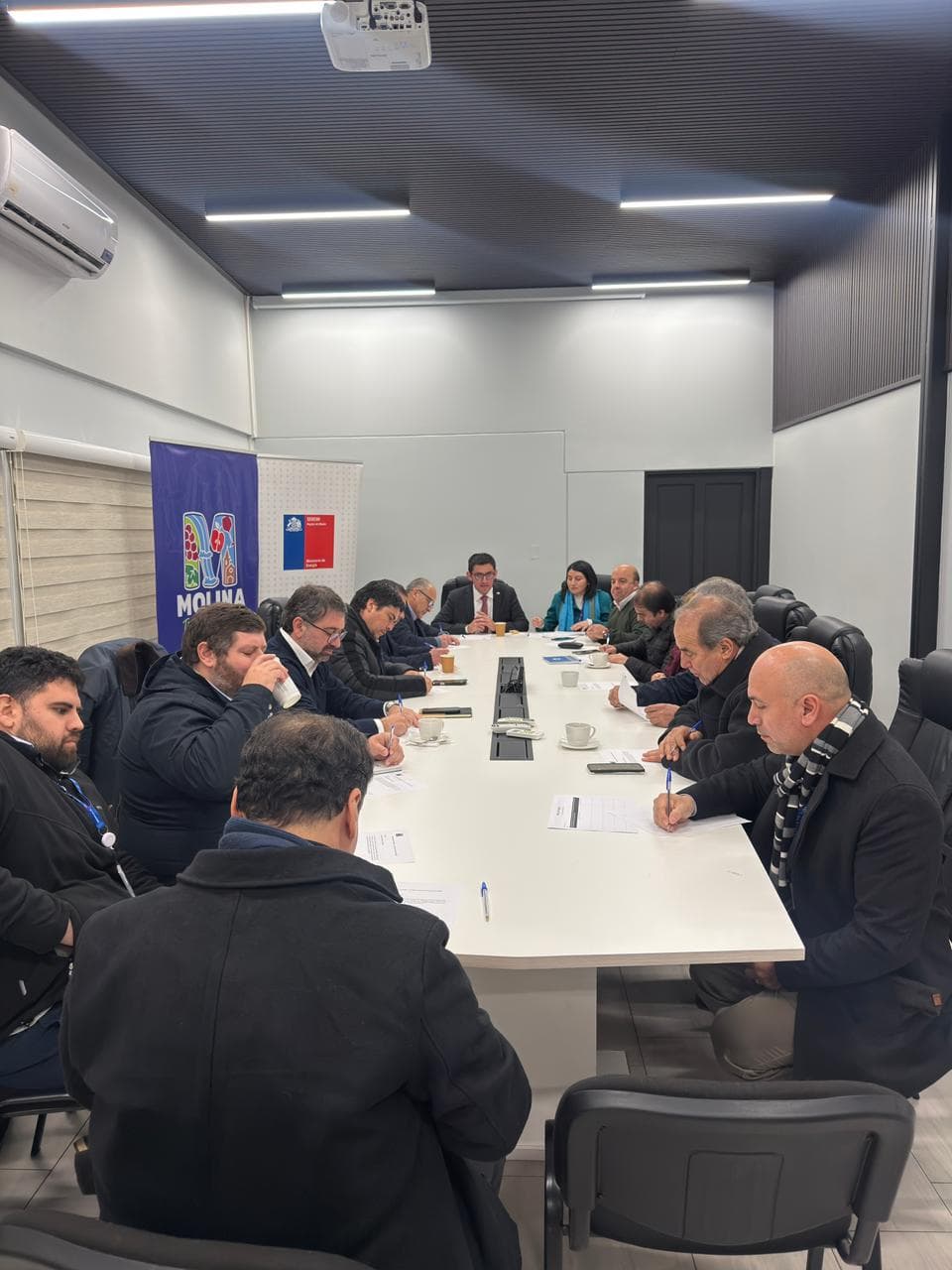 Participantes de la Mesa Regional de Diálogo del Ministerio de Energía reunidos en una mesa de trabajo, Región del Maule.